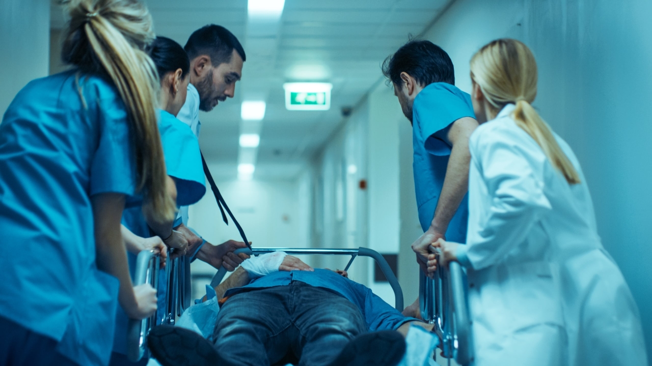 How to Become an Emergency Nurse | Responsibilities & Salary